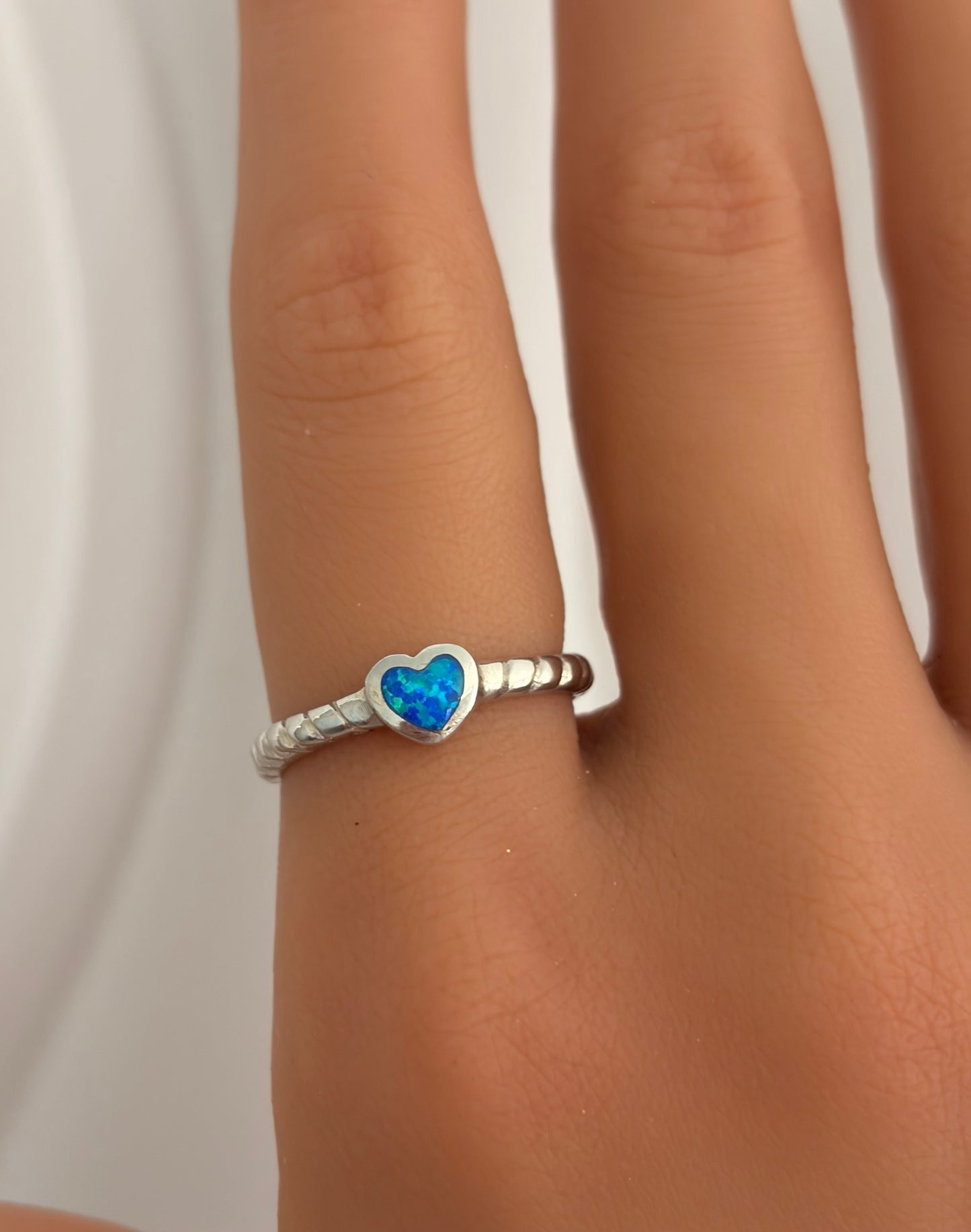 Sortija de corazón con piedra opal azul