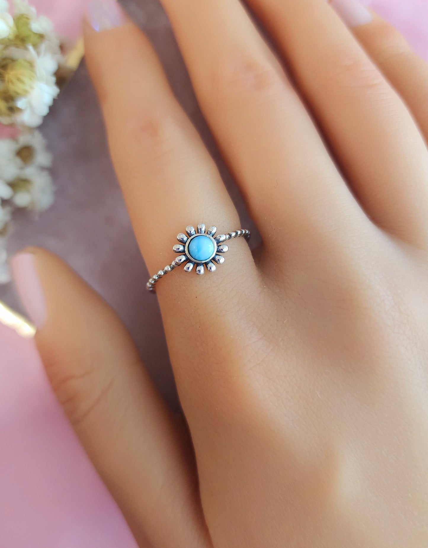 Sortija de flor con piedra larimar
