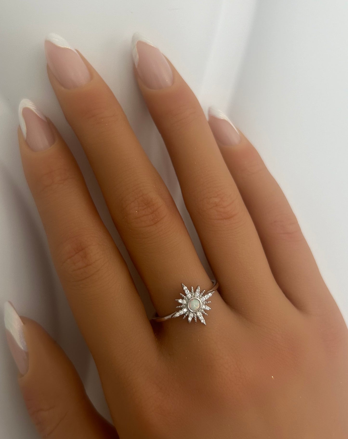 Sortija de estrella con piedra opal