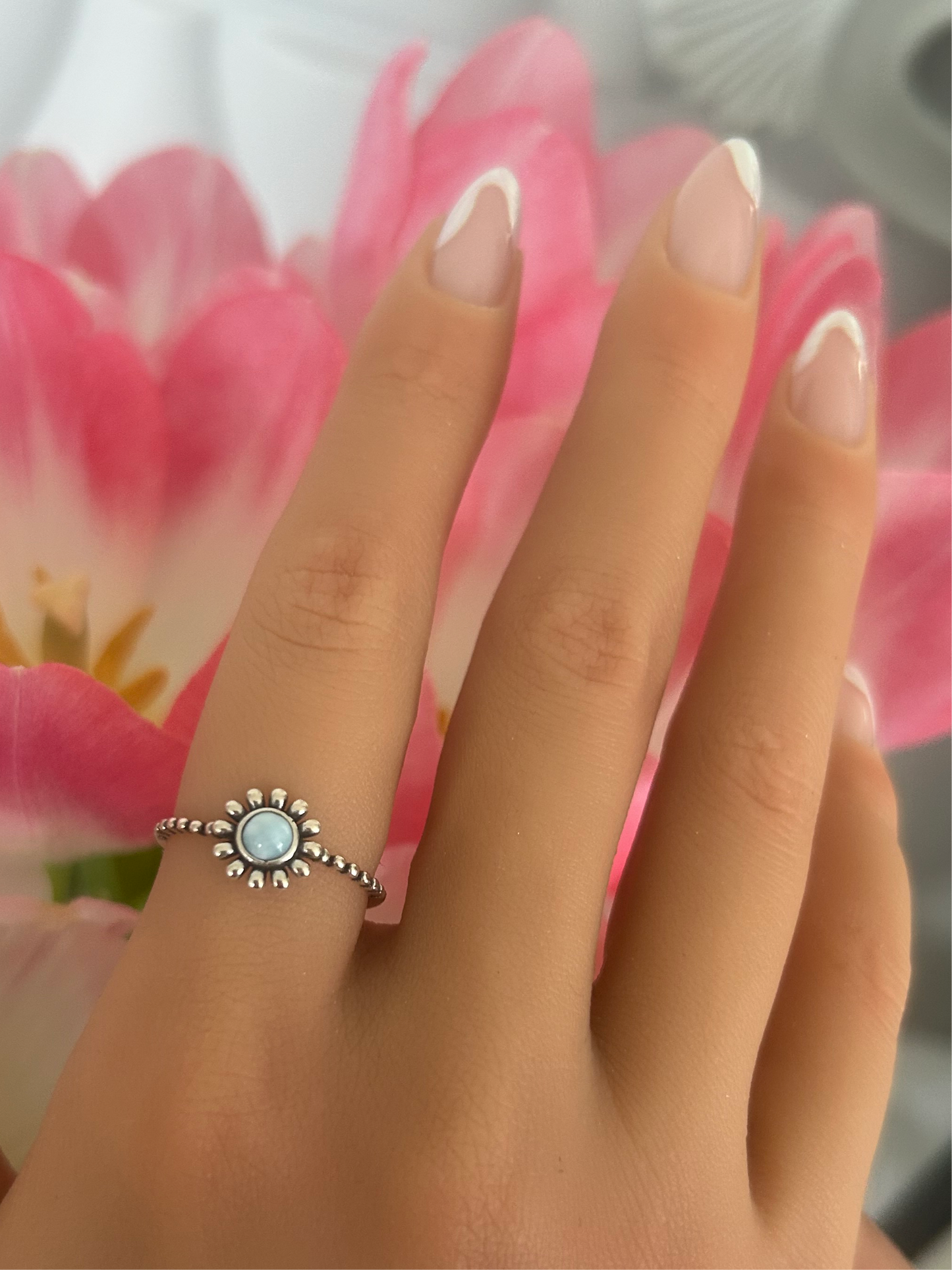 Sortija de flor con piedra larimar