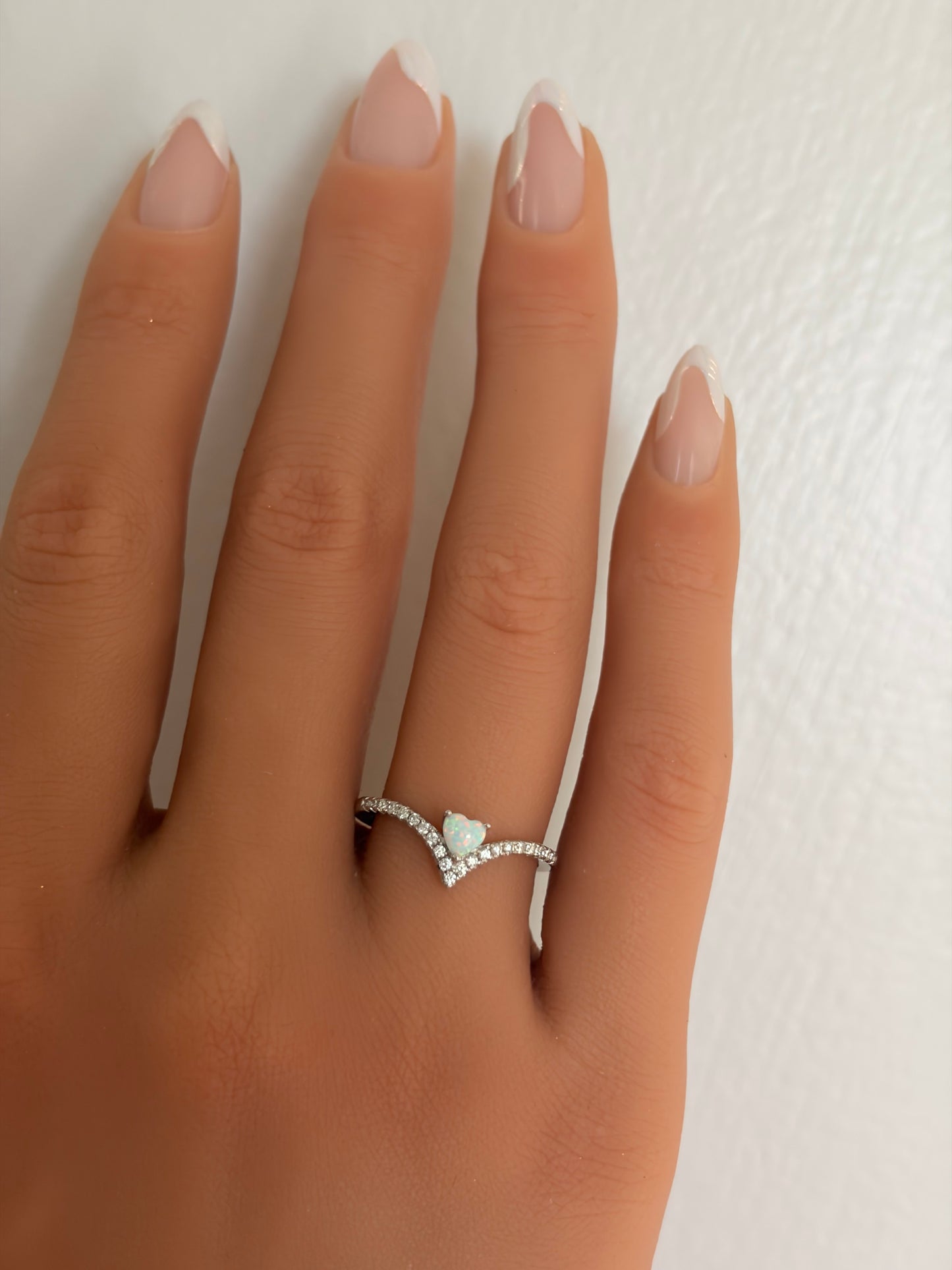 Sortija de corazón con piedra opal blanco