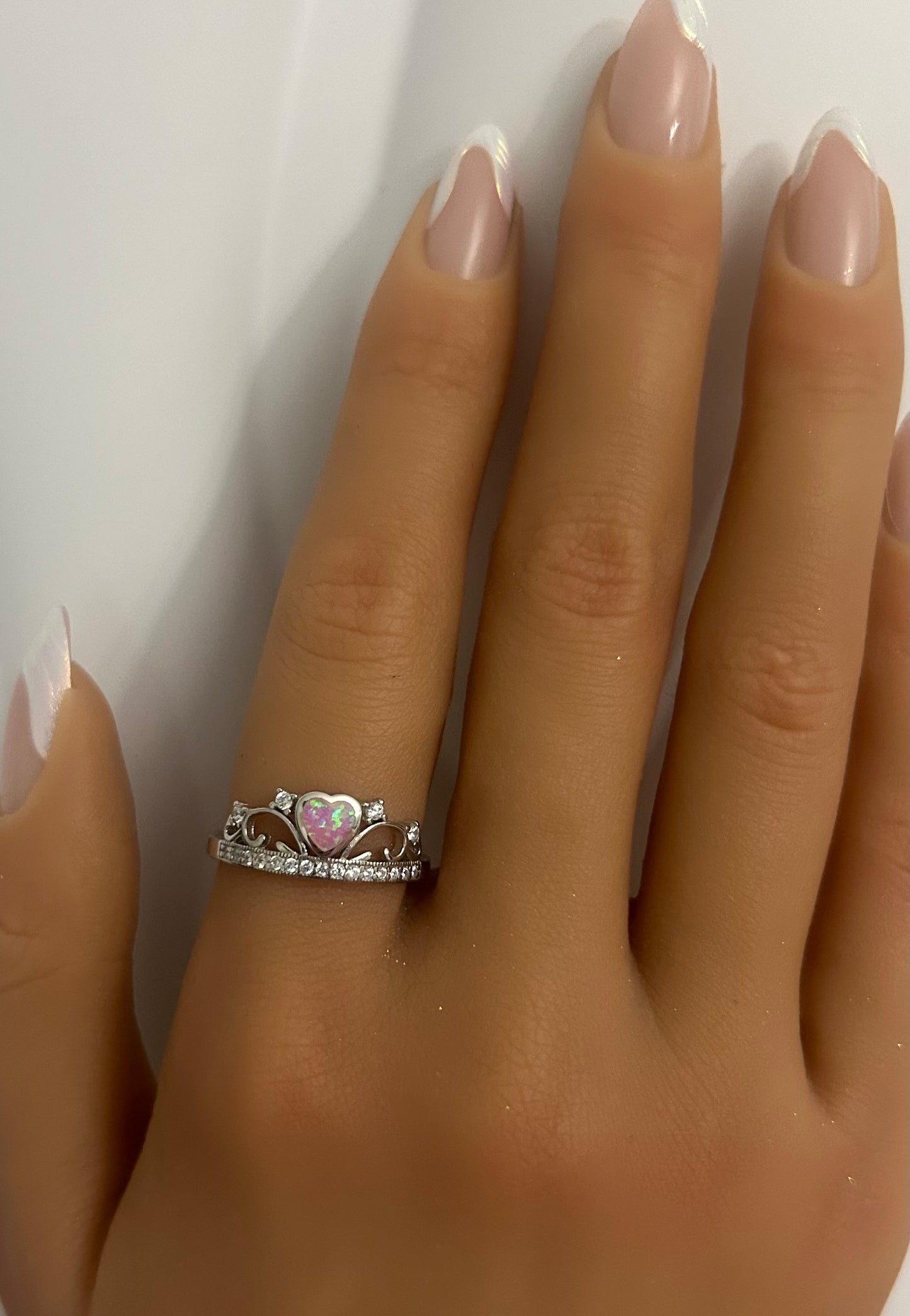 Sortija de corona con piedra opal rosa
