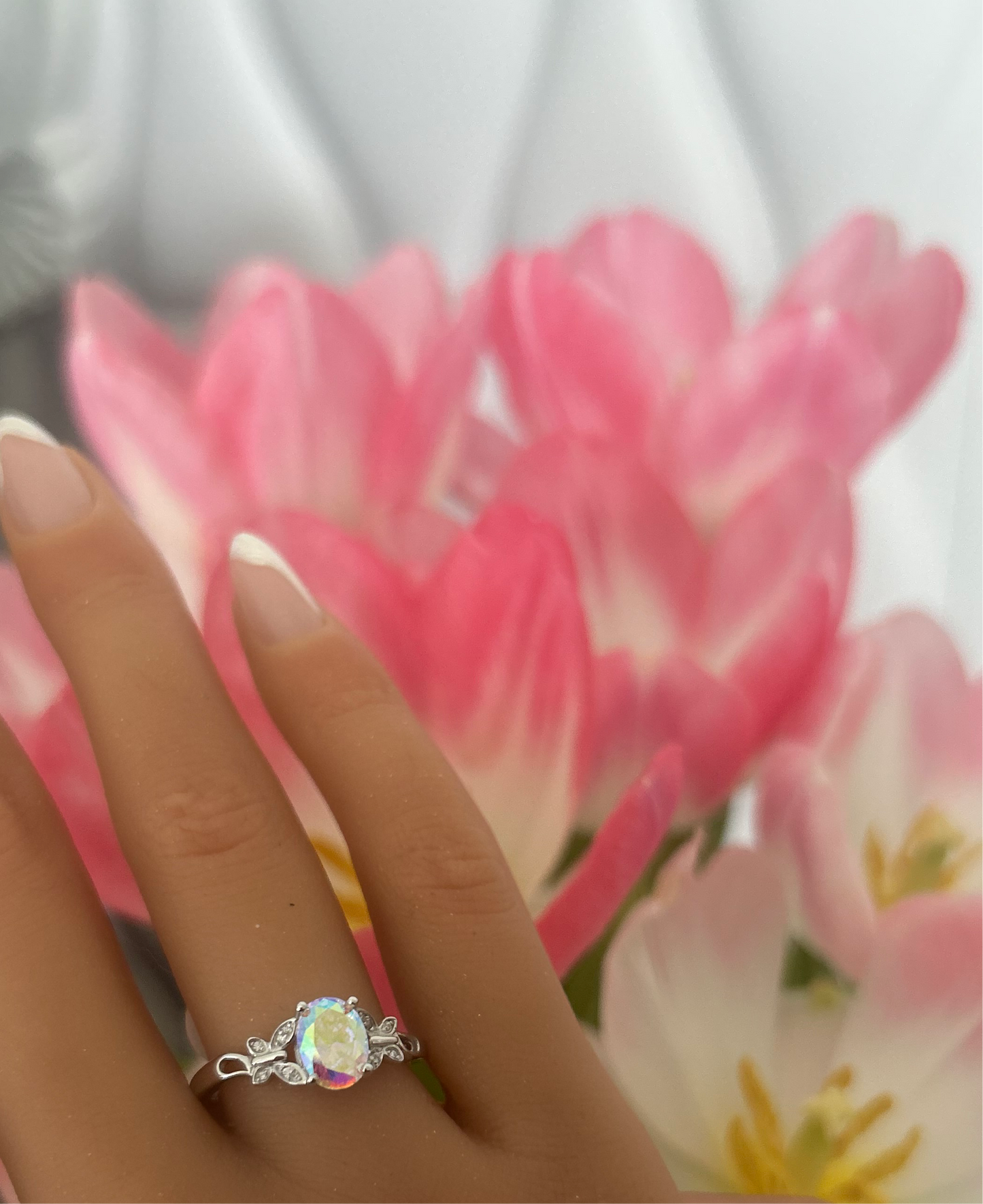 Sortija de mariposas con piedra tornasol