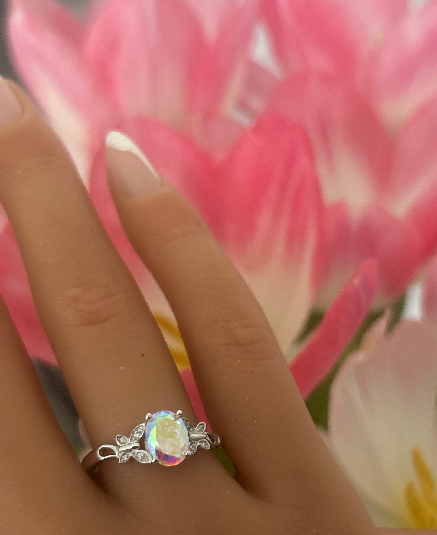 Sortija de mariposas con piedra tornasol