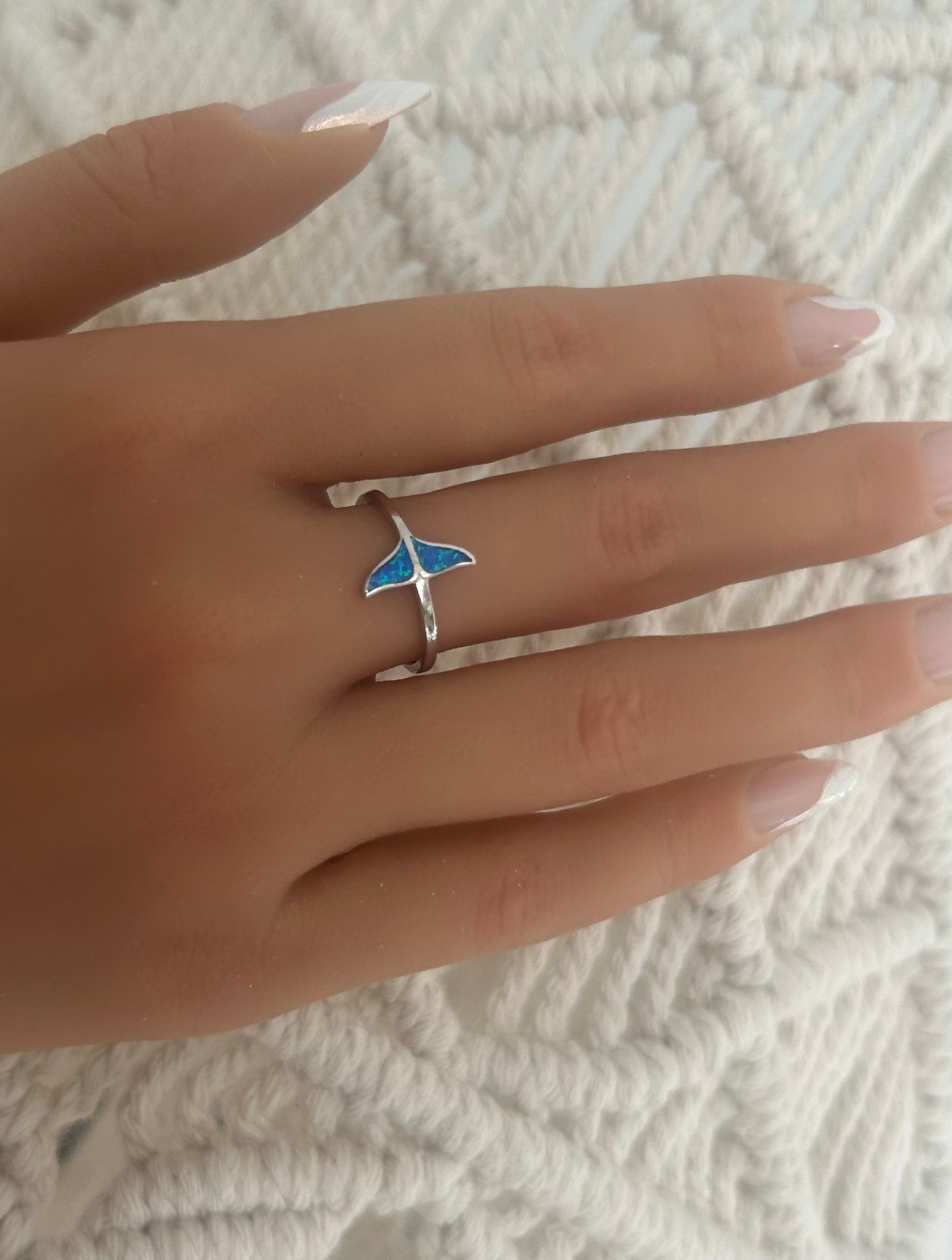 Sortija de cola con opal azul
