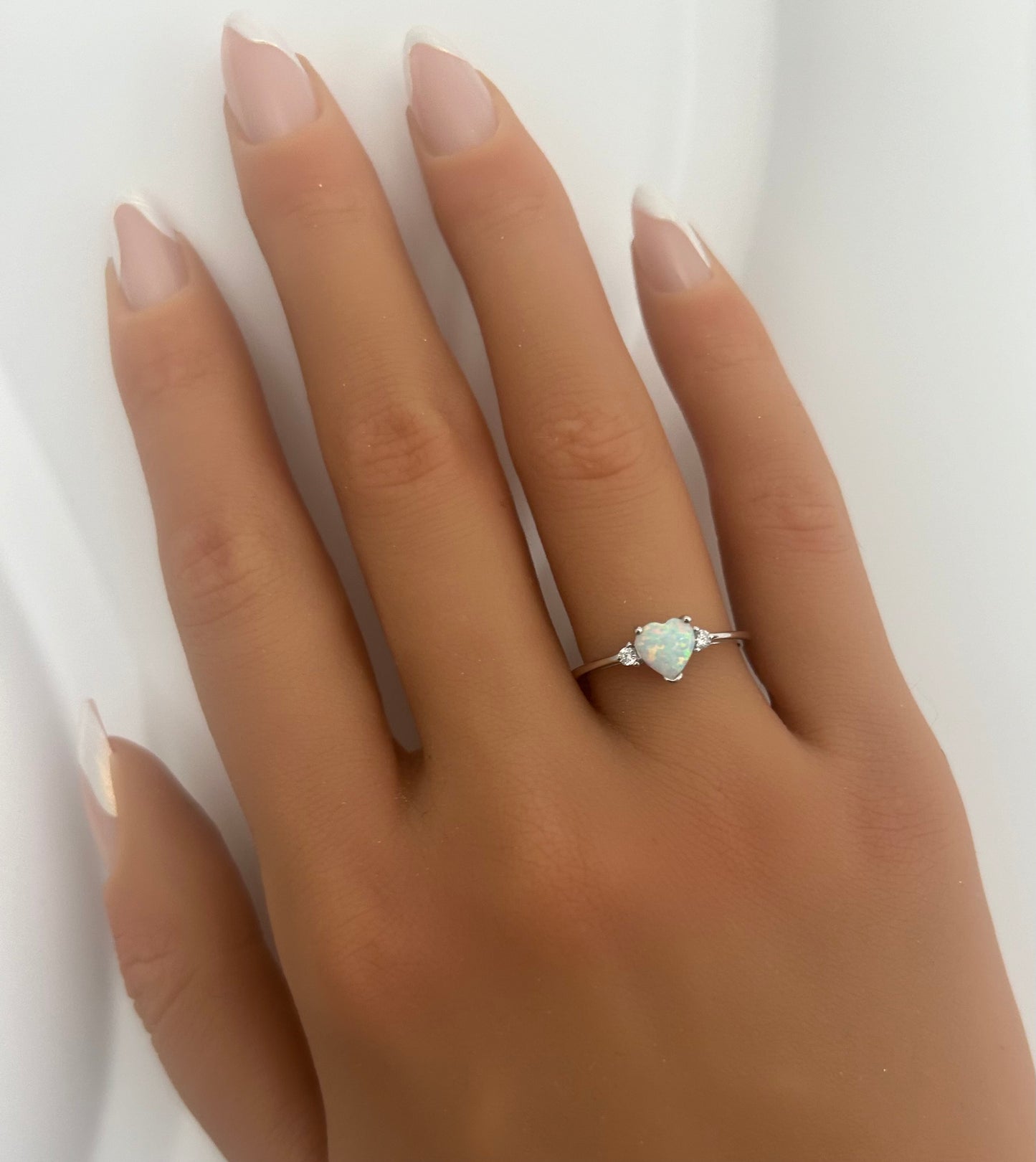 Sortija de corazón con piedra opal