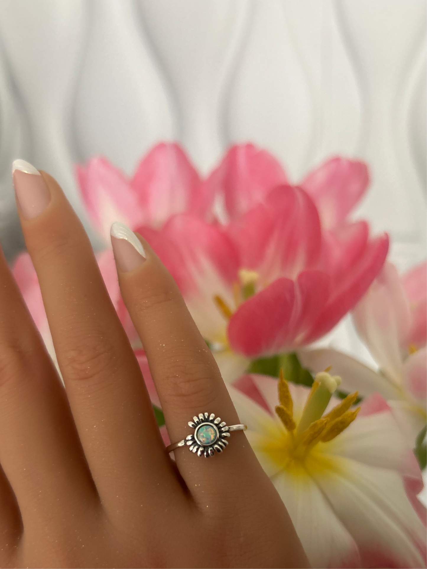 Sortija de flor con piedra opal