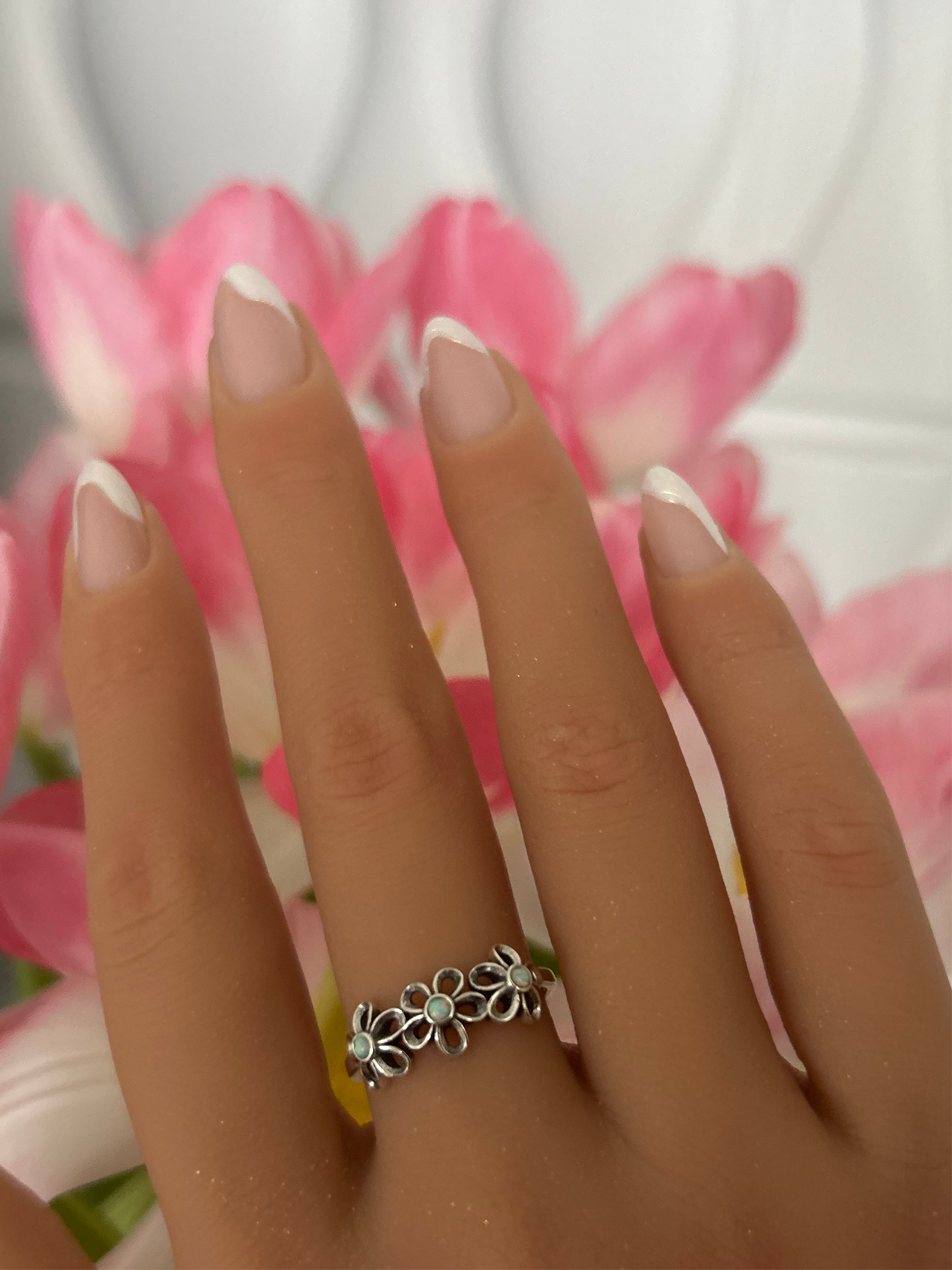 Sortija de flores con piedra opal