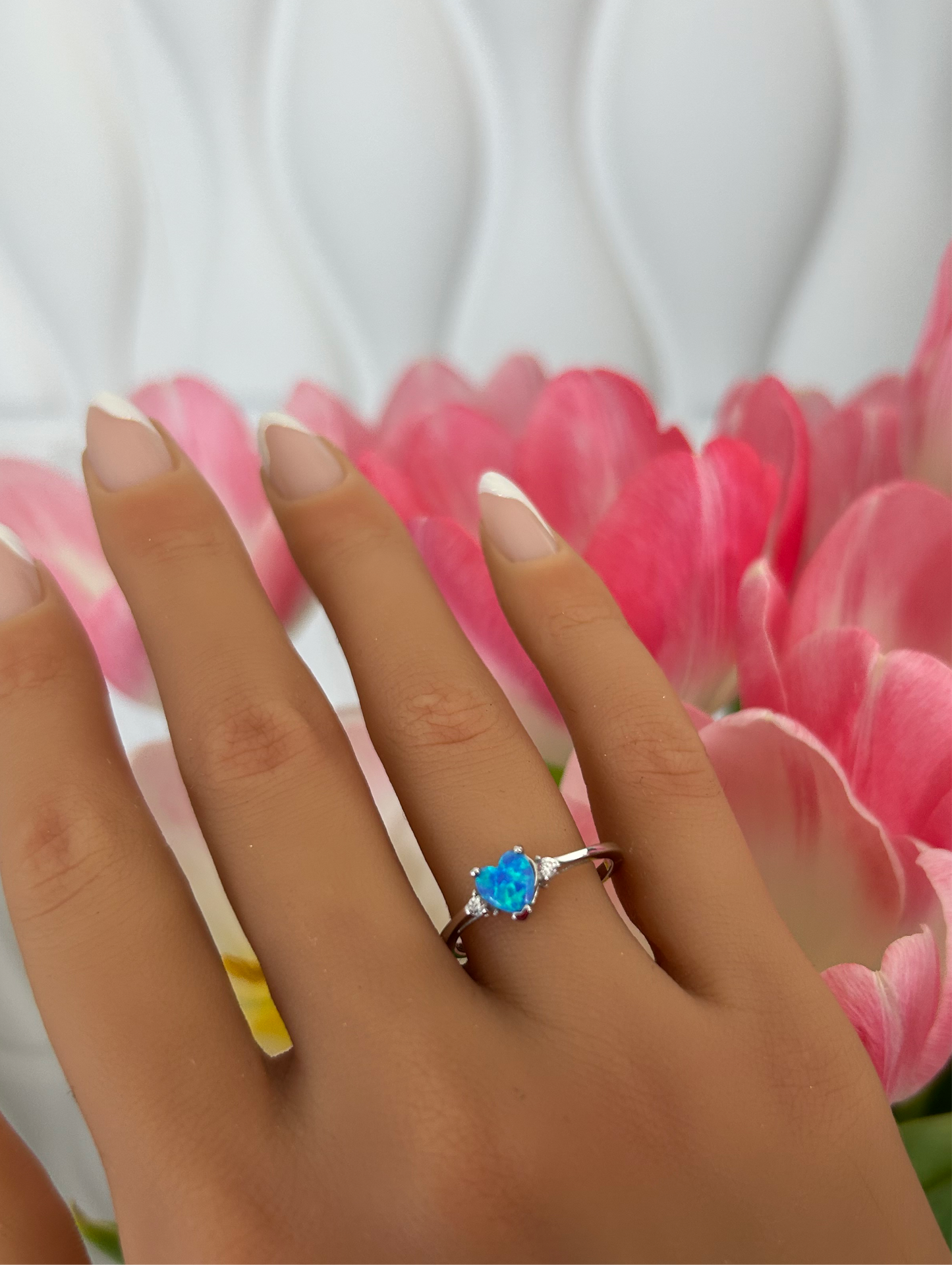 Sortija de corazón opal azul