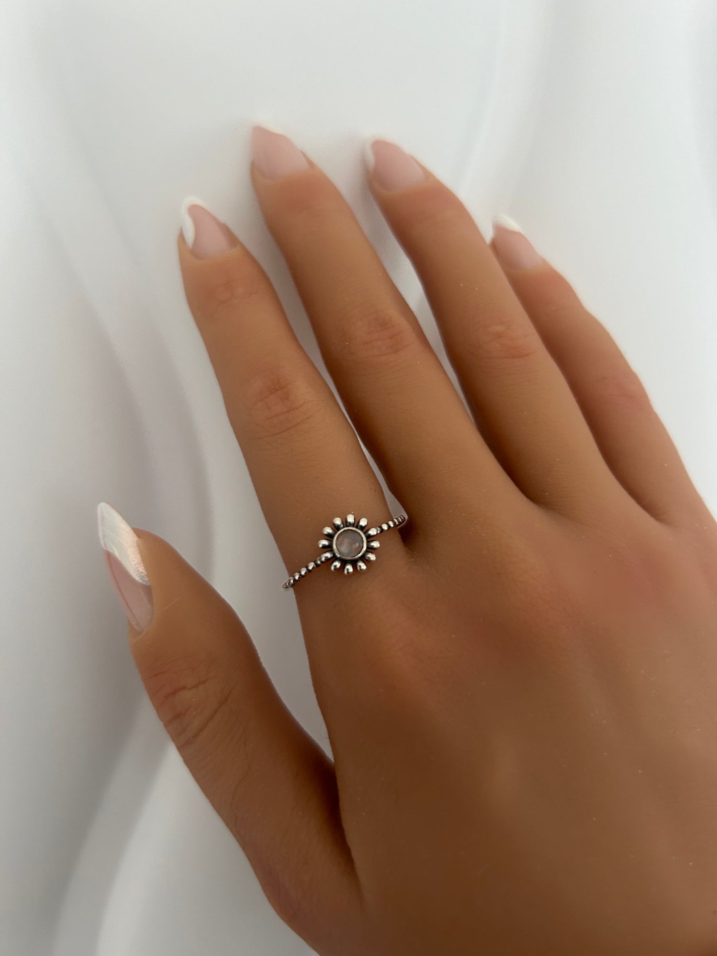 Sortija de flor con piedra moonstone