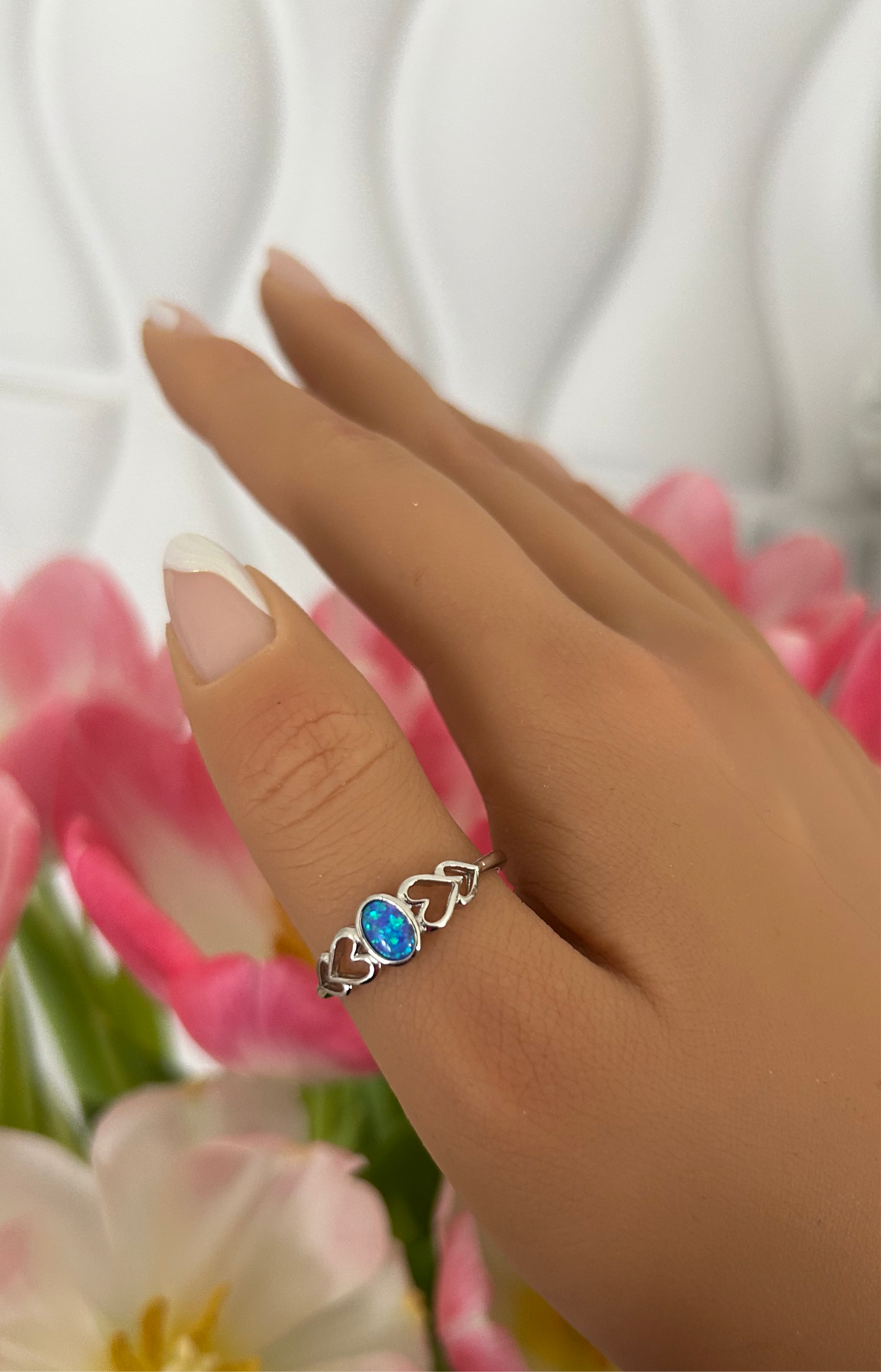 Sortija de corazones con piedra opal azul