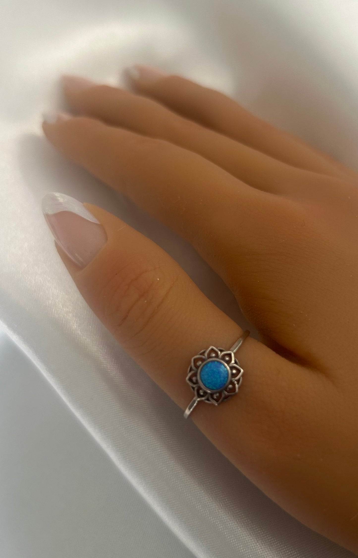 Sortija mándala con opal azul