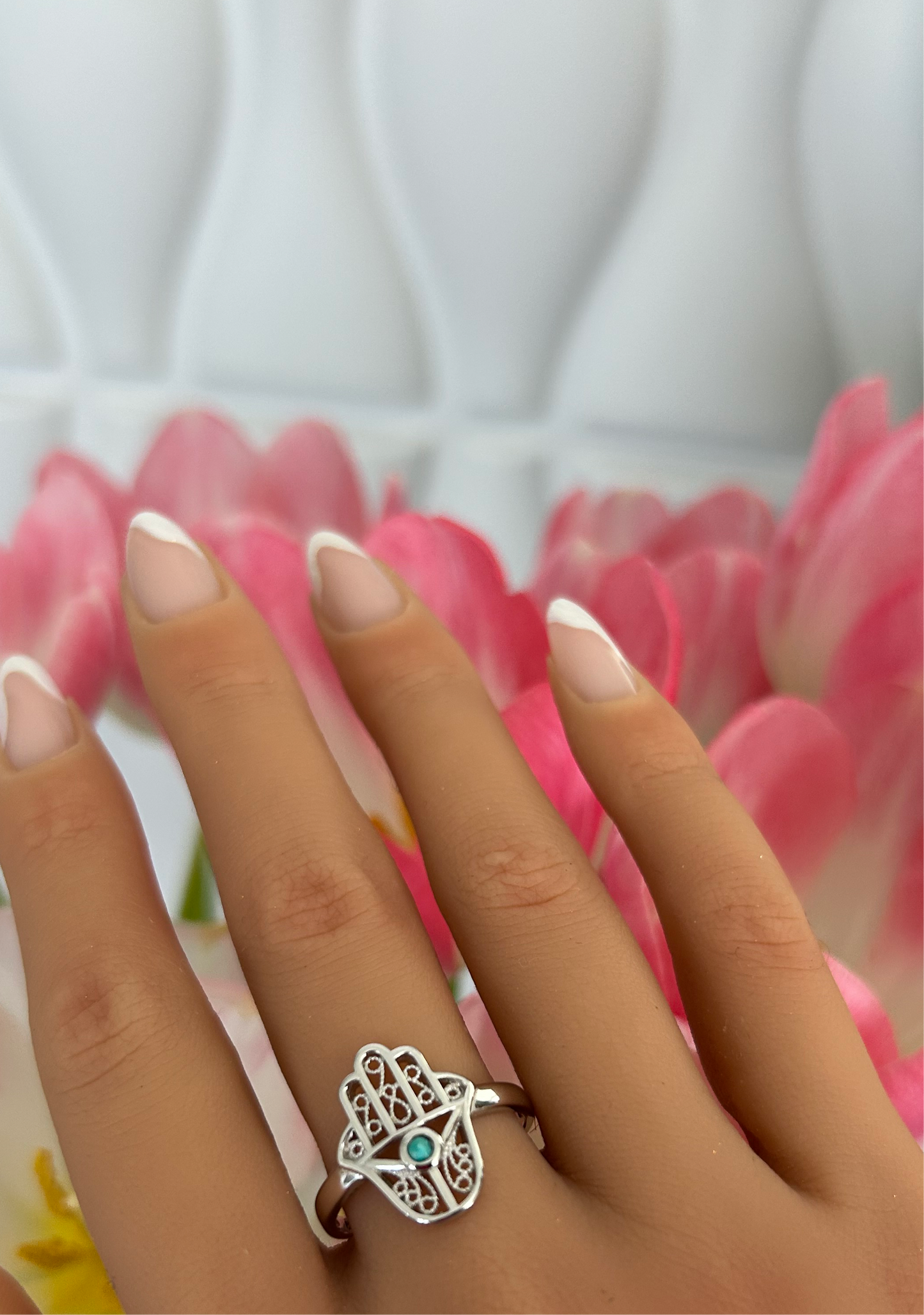 Sortija de hamsa con piedra turquesa