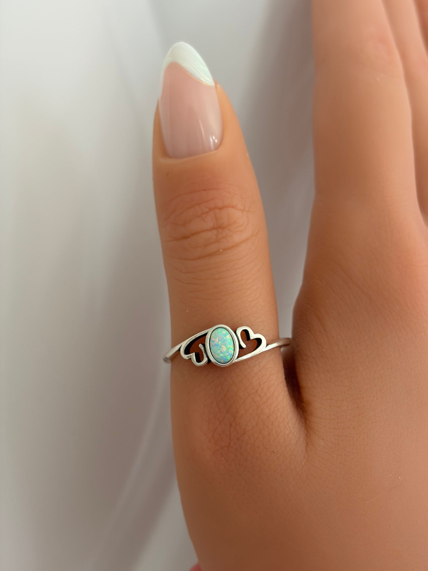 Sortija de corazones con piedra opal blanco
