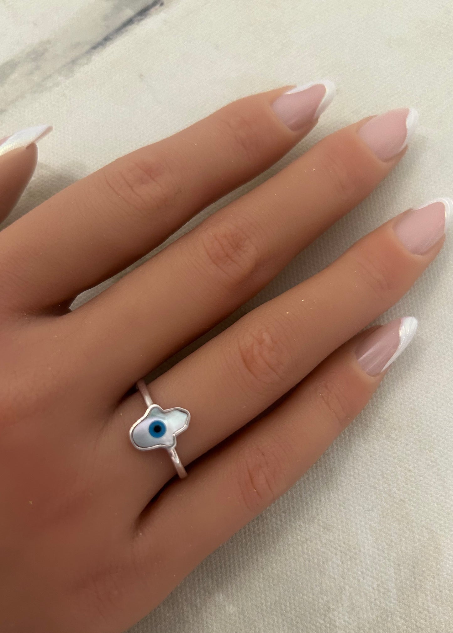 Sortija de hamsa con madre perla