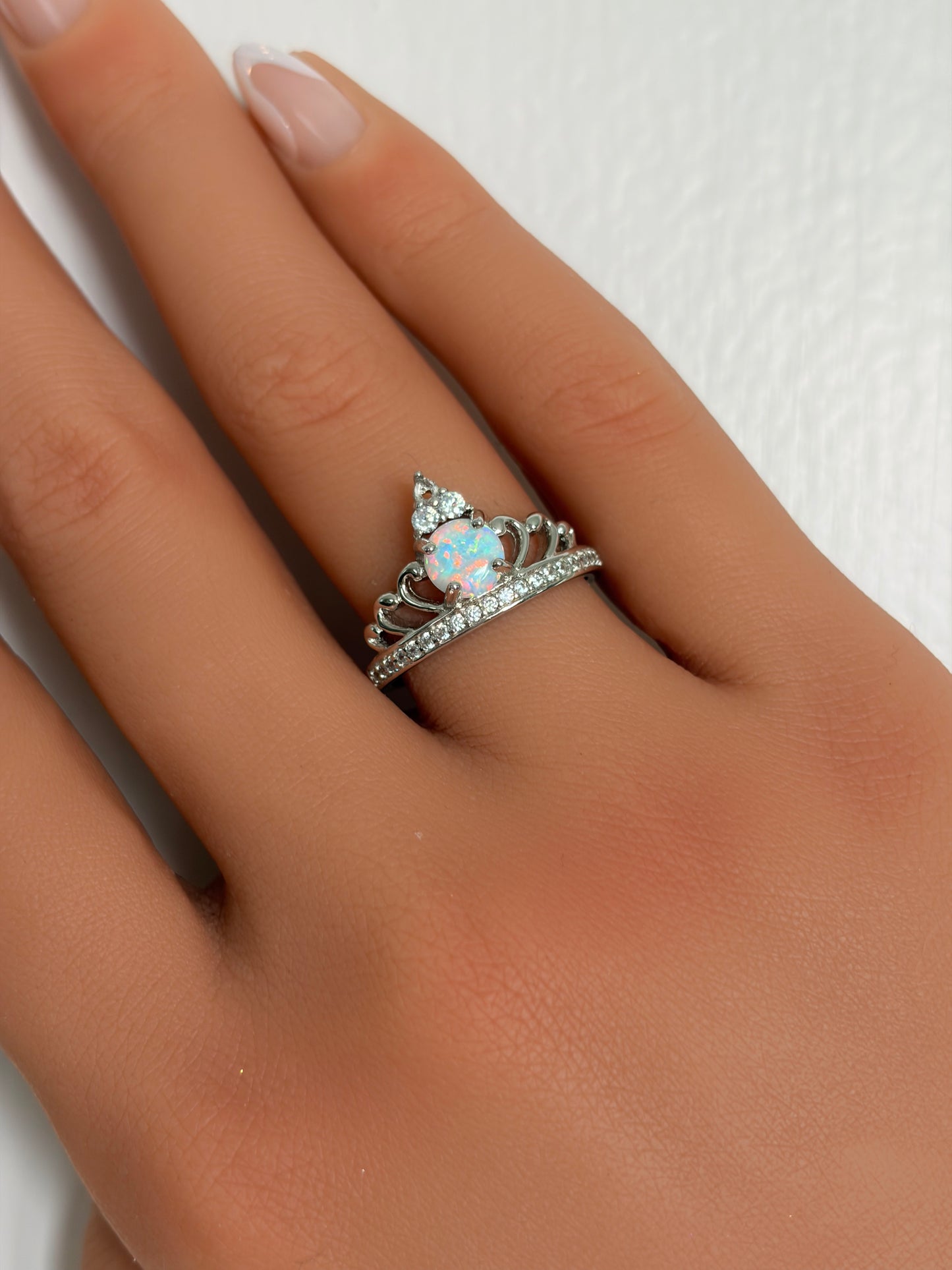 Sortija de corona con piedra opal blanco