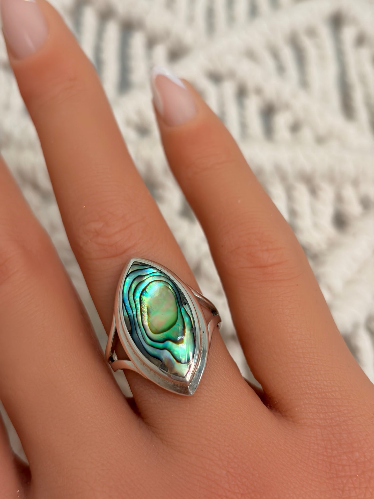 Sortija con piedra abalone shell