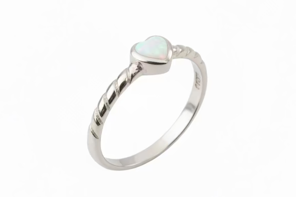 Sortija de corazón con piedra opal blanco