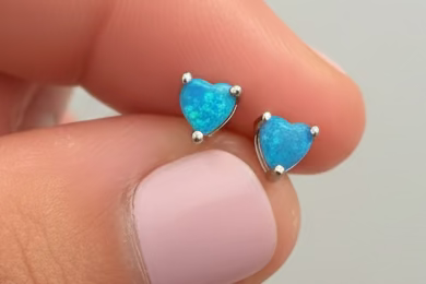 Set de collar y pantallas de corazones con piedra opal azul