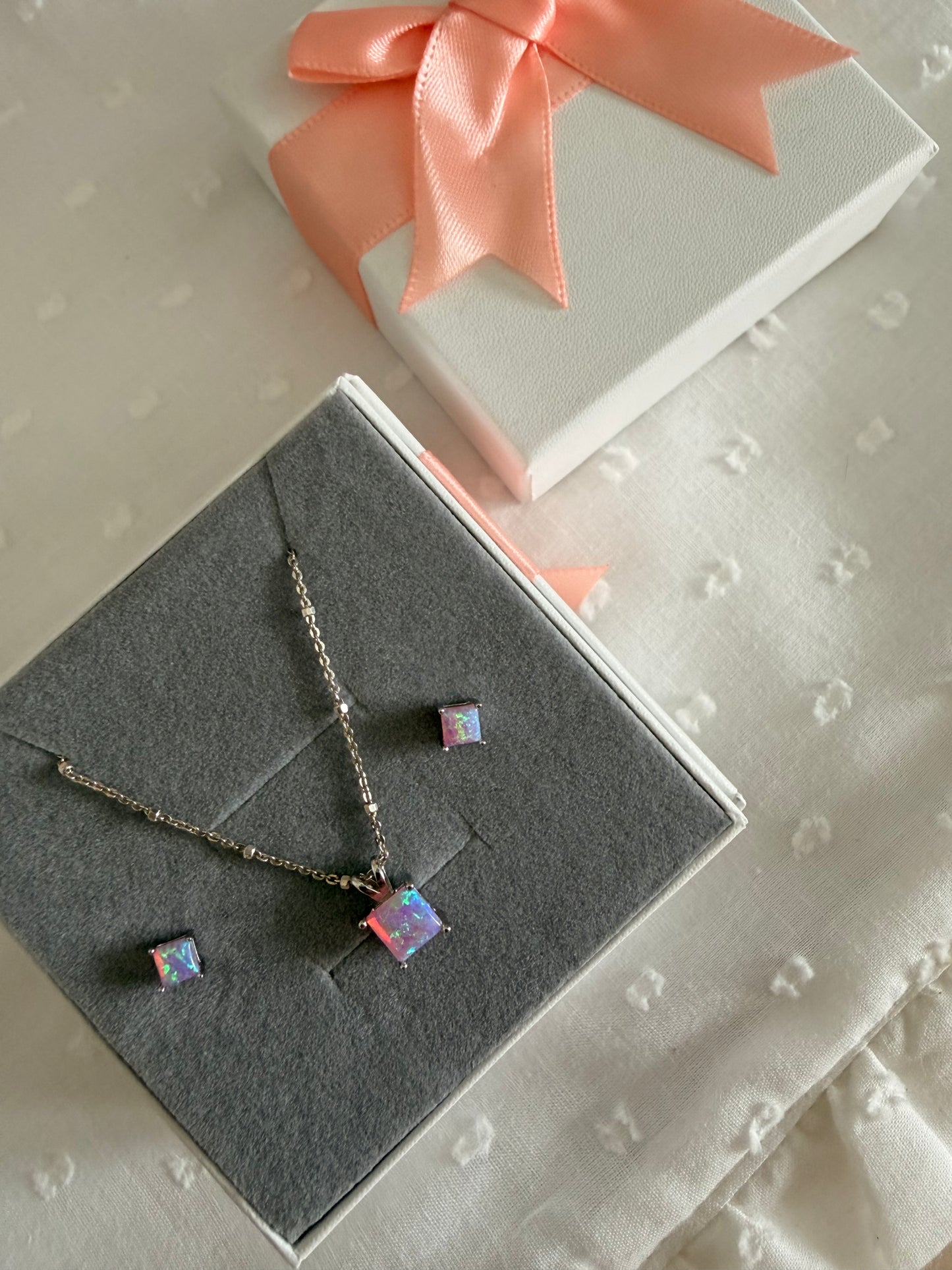 Set de collar y pantallas con piedra opal rosa