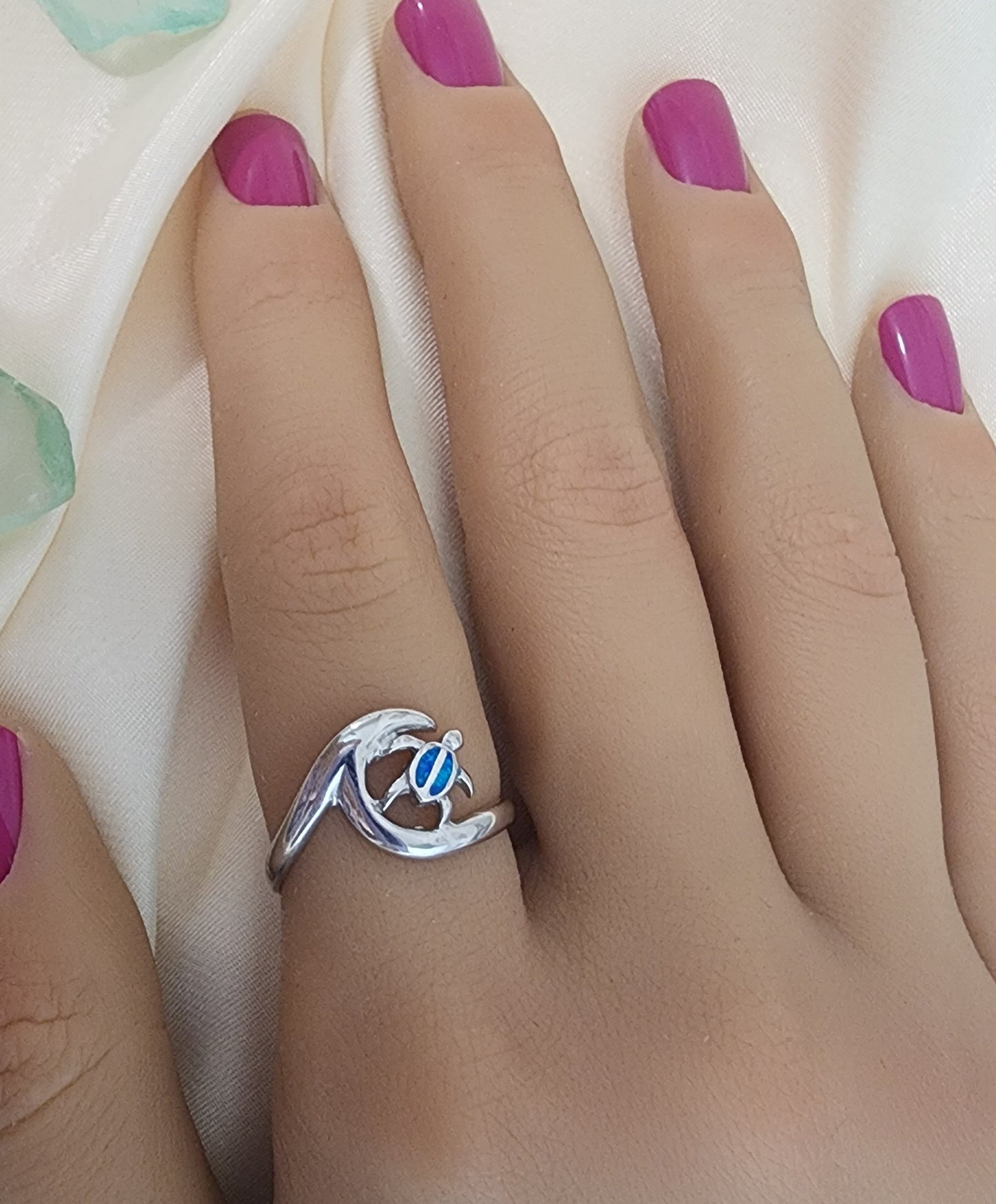 Sortija de ola y tortuga con opal azul