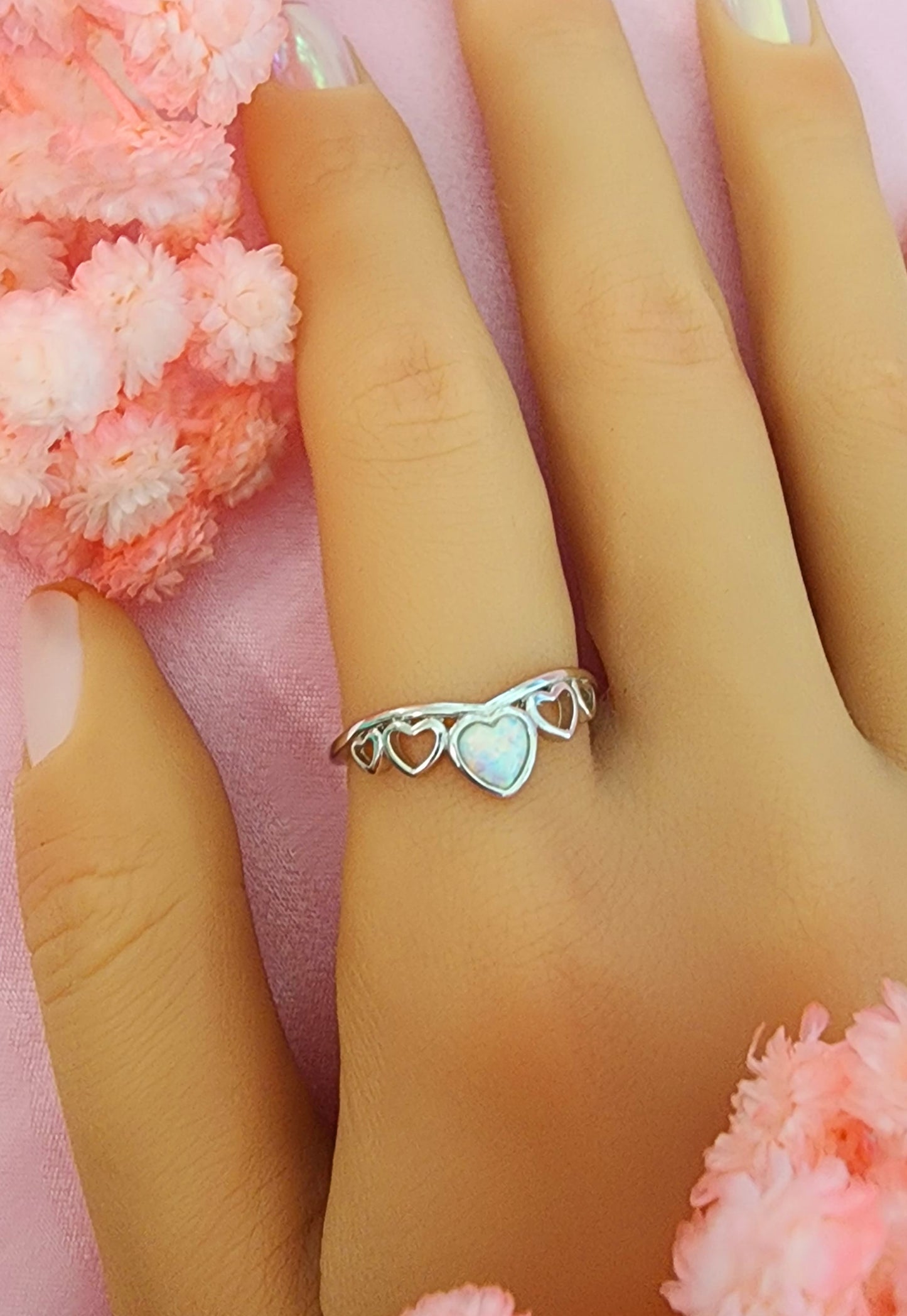 Sortija de corazones con piedra opal