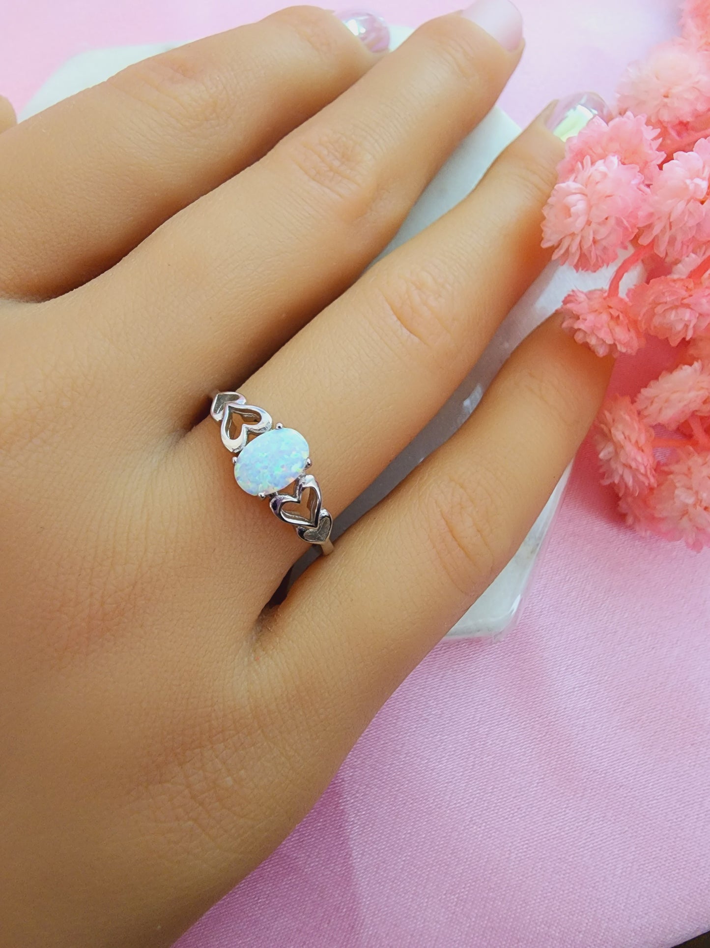 Sortija de corazones con piedra opal