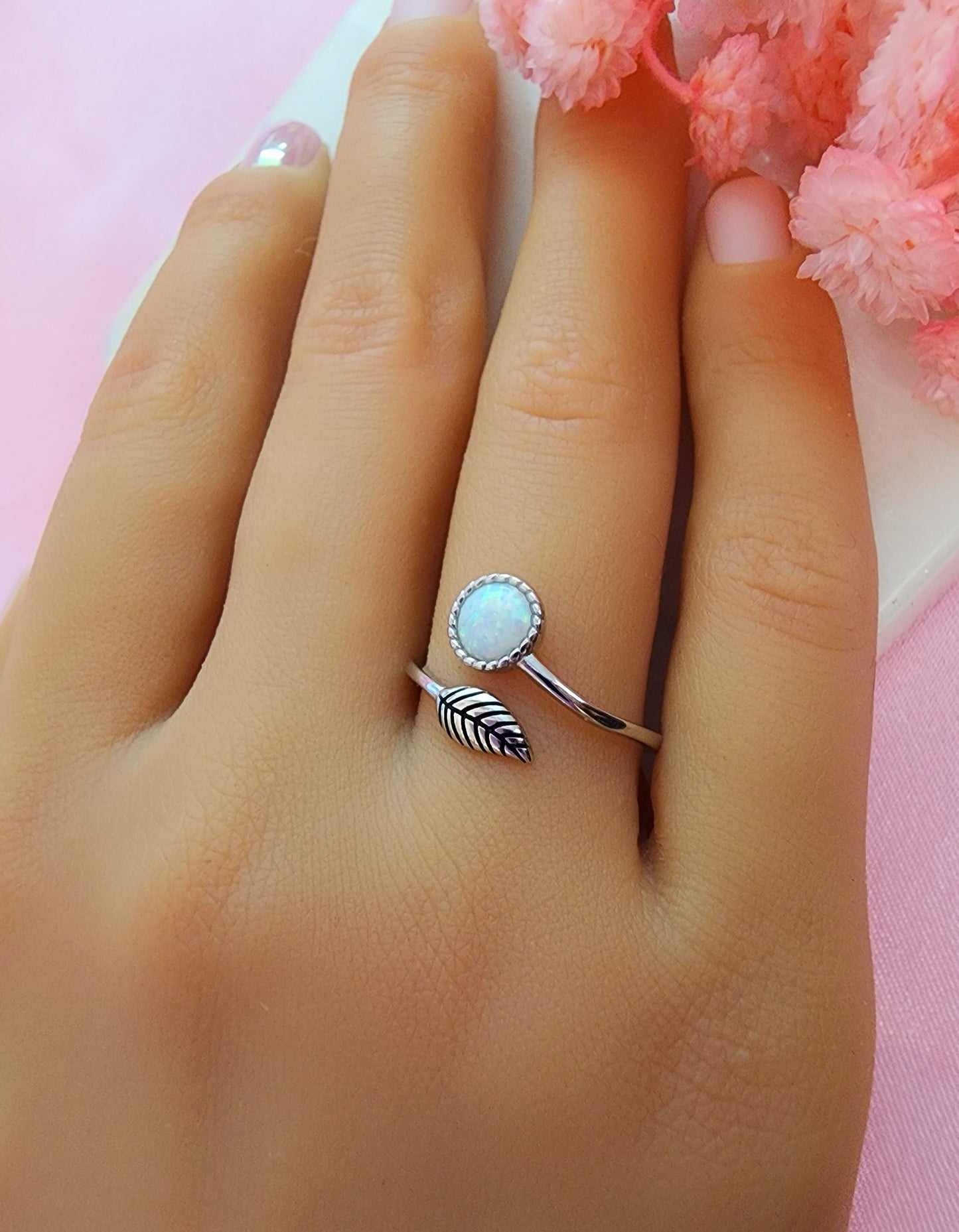 Sortija de hoja con piedra opal