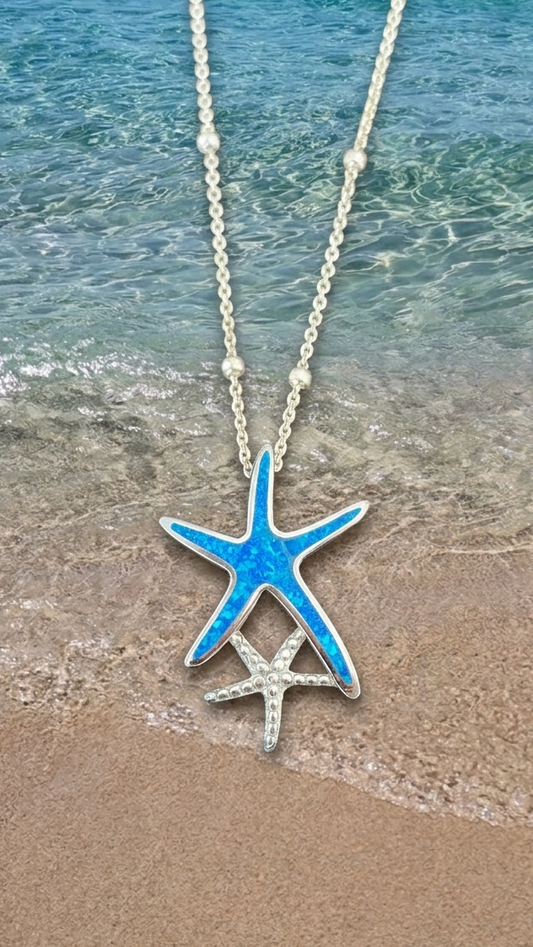 Collar de estrellas de mar con piedra opal azul