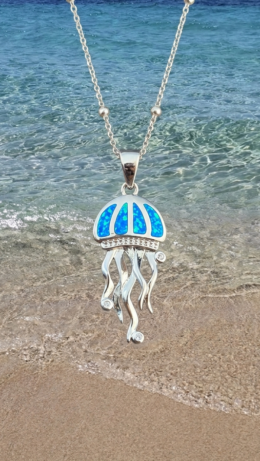 Collar de medusa con piedra opal azul