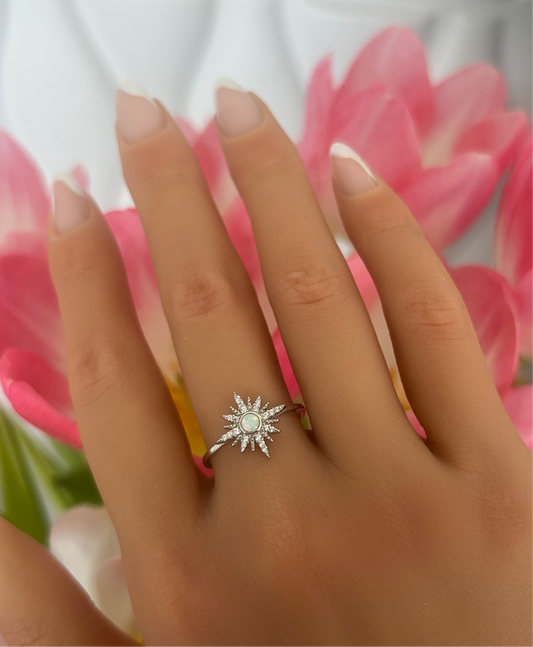 Sortija de estrella con piedra opal blanco