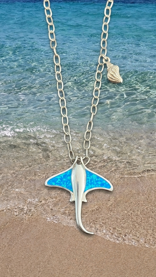 Collar de mantarraya y concha con piedra opal azul