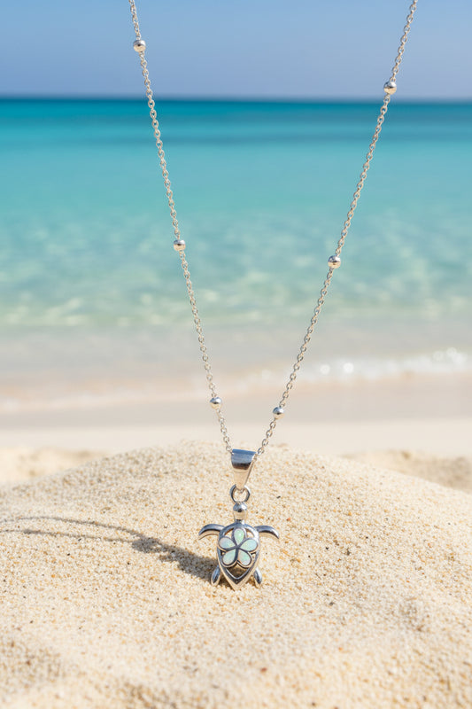 Collar de tortuga con flor plumaria y piedra opal blanco
