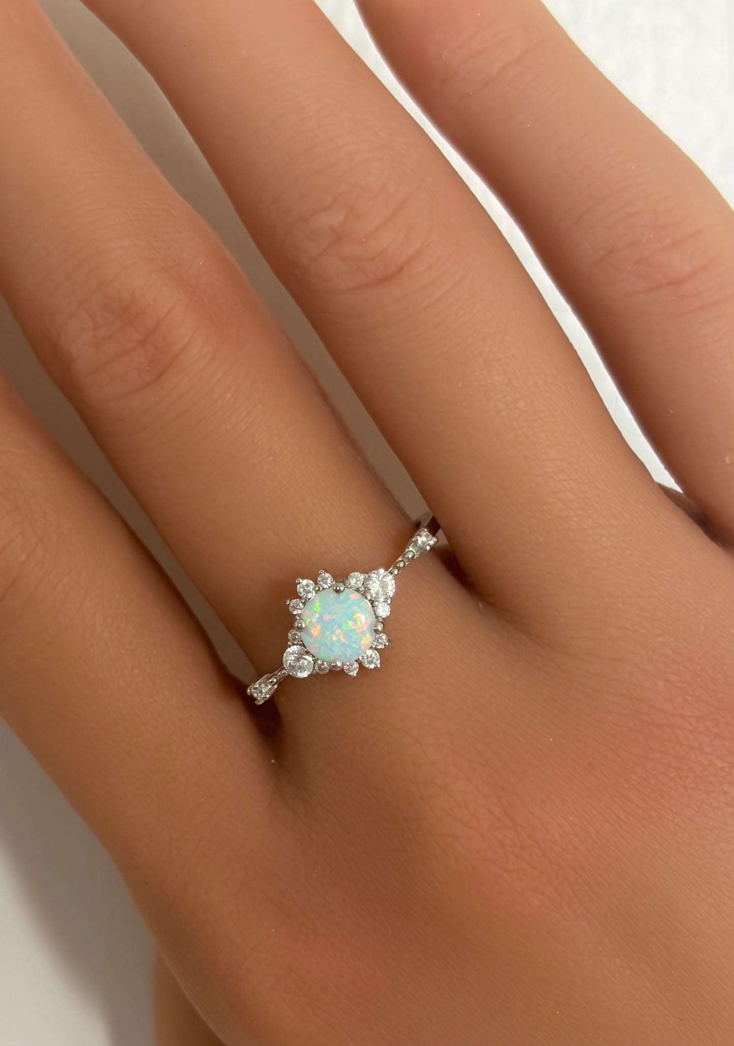 Sortija con piedra opal blanco