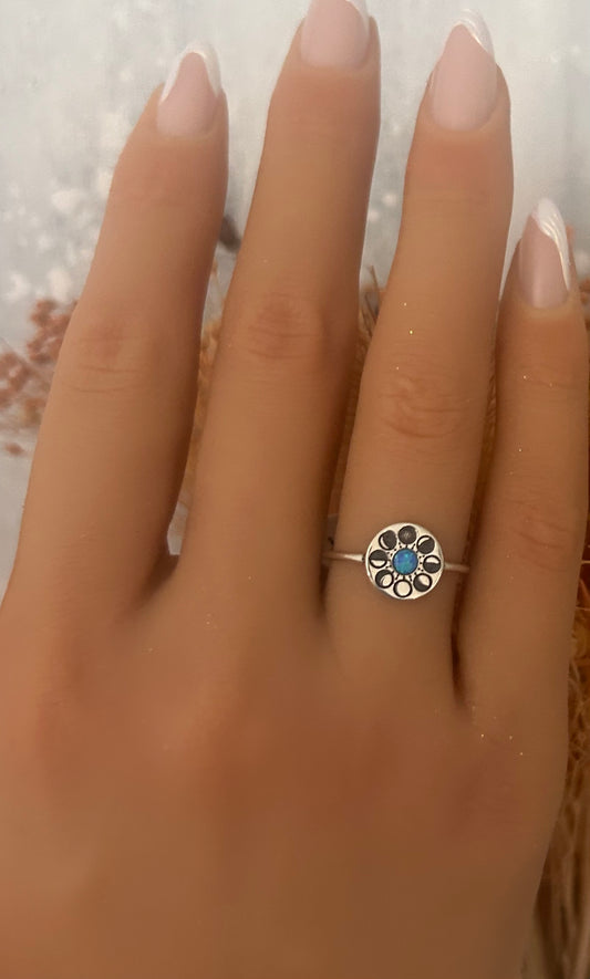 Sortija facetas de lunas con opal azul