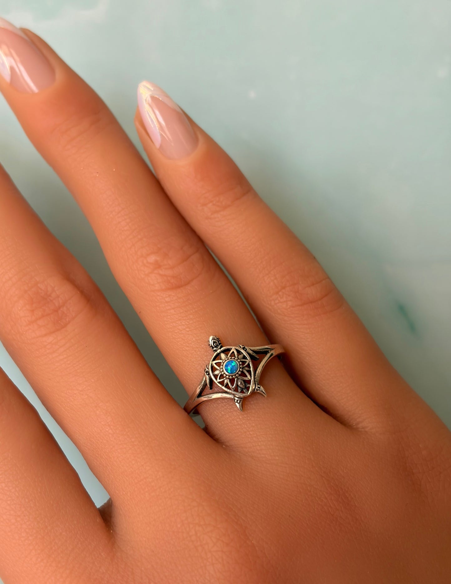 Sortija de tortuga con piedra opal azul