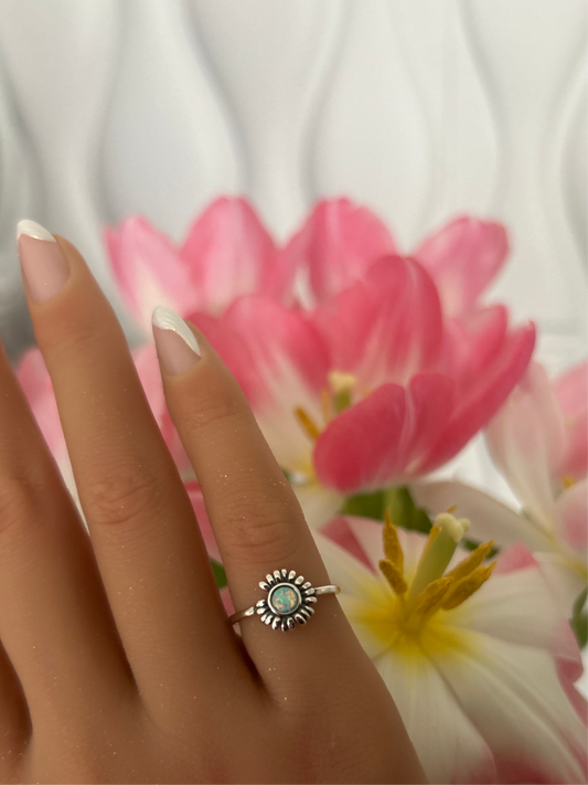 Sortija de flor con piedra opal