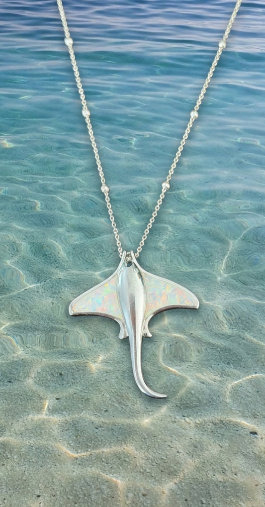 Collar de mantarraya con piedra opal blanco