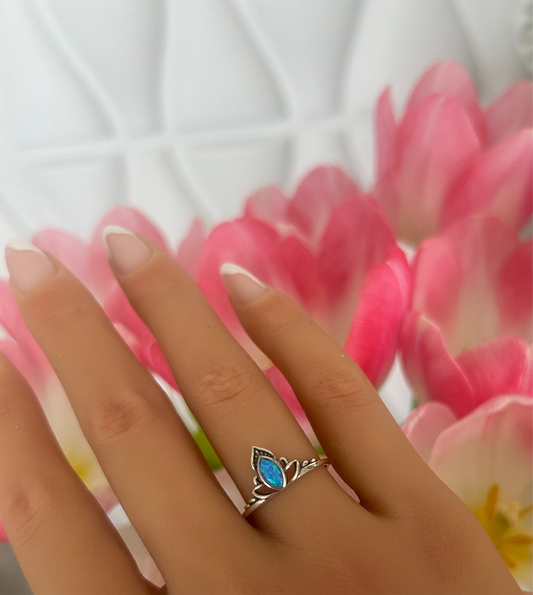Sortija con piedra opal azul