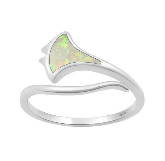 Sortija de mantarraya con piedra opal blanco
