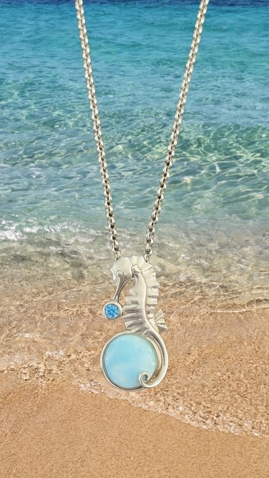Collar de caballito de mar con piedra Larimar