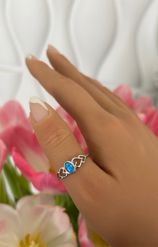 Sortija de corazones con piedra opal azul