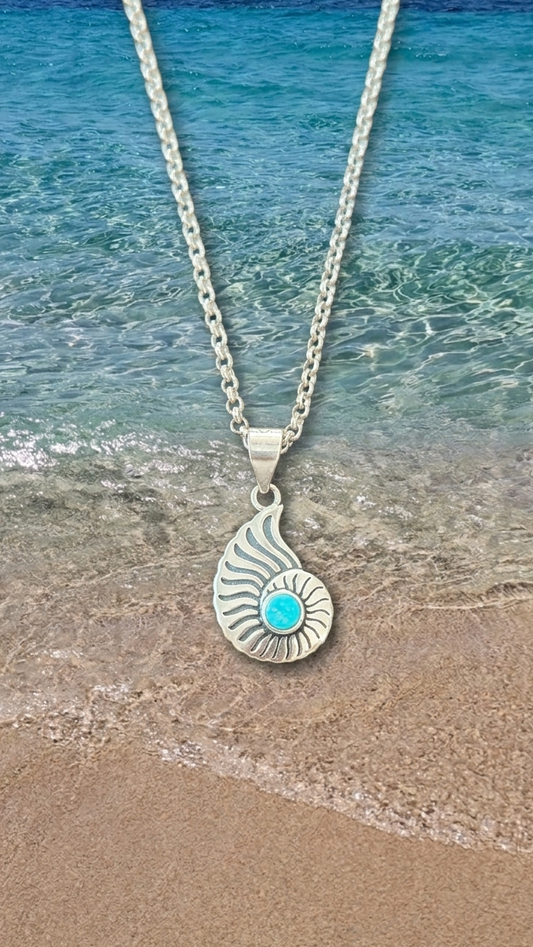 Collar de concha con piedra turquesa