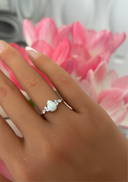 Sortija con piedra opal tear drop
