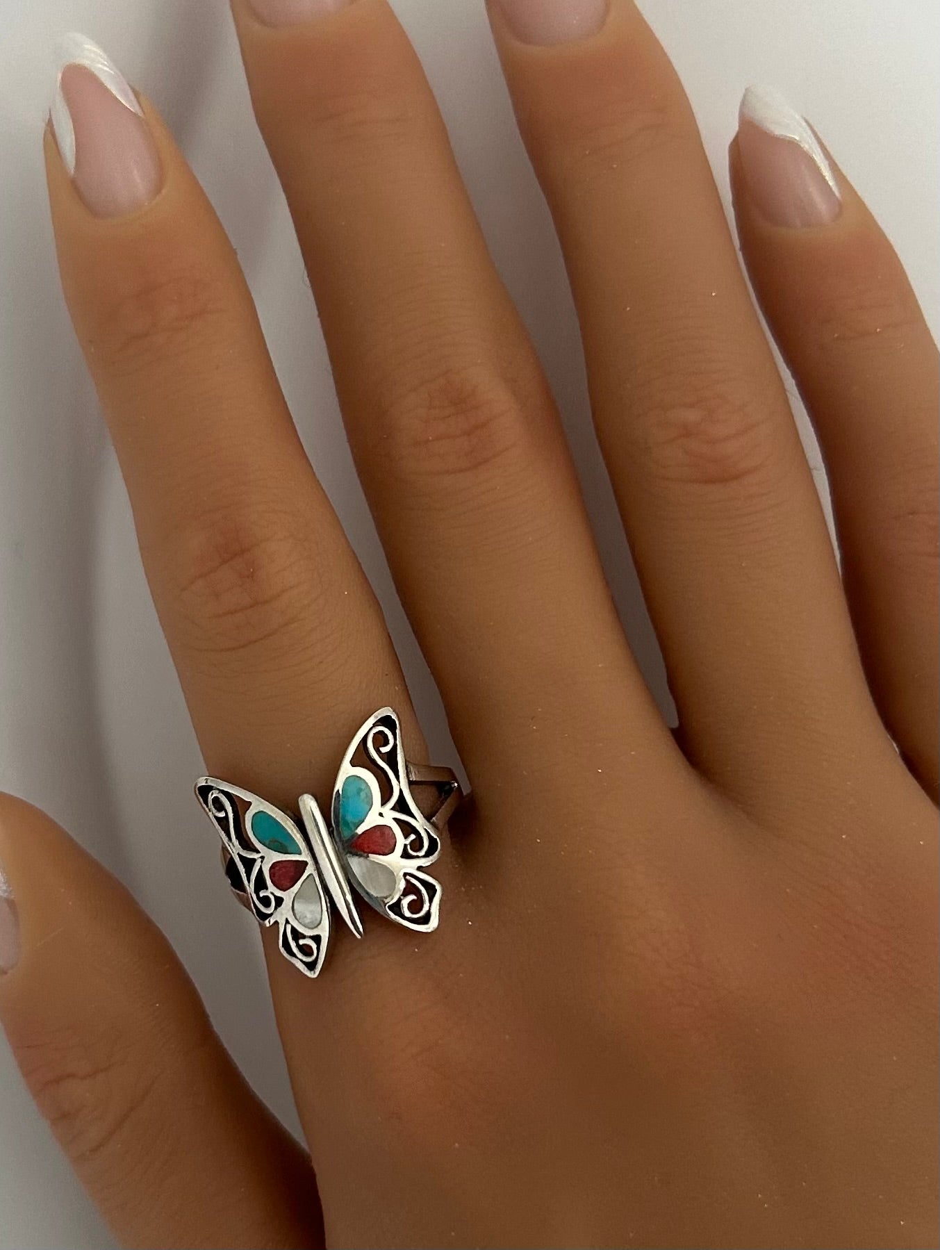 Mariposa con piedras turquesa moonstone y tigre de ojo