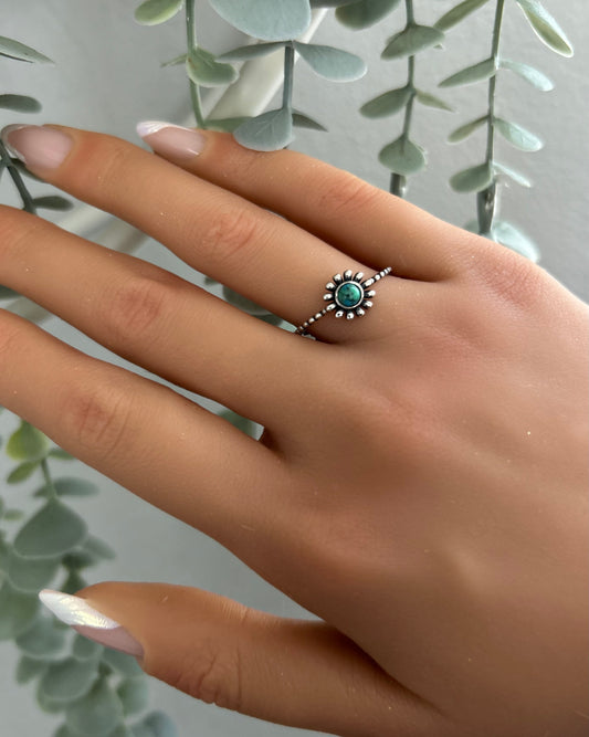 Sortija de flor con piedra turquesa