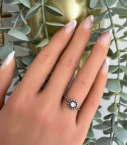 Sortija de flor con piedra opal blanco