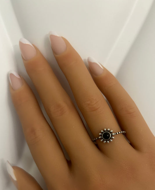 Sortija de flor con piedra agate negra