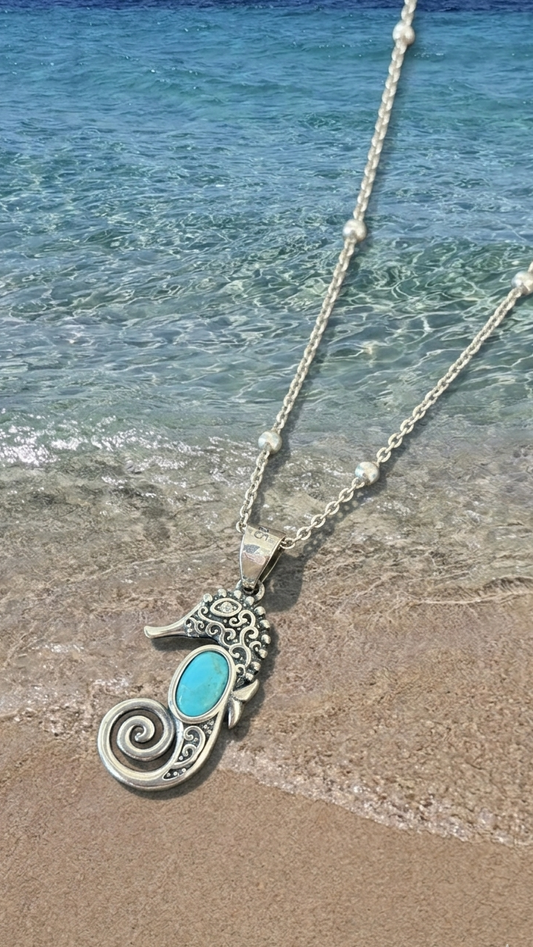 Collar de caballito de mar con piedra turquesa