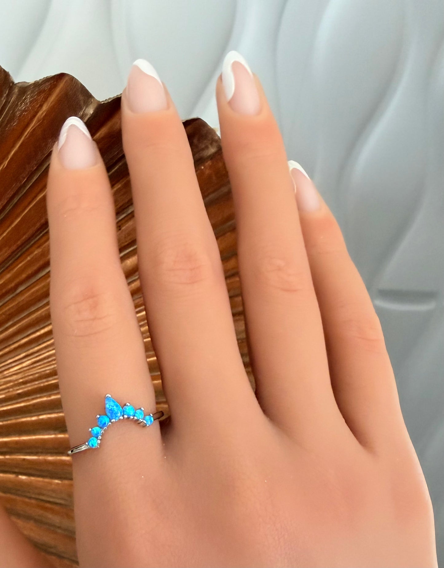 Sortija con piedra opal azul